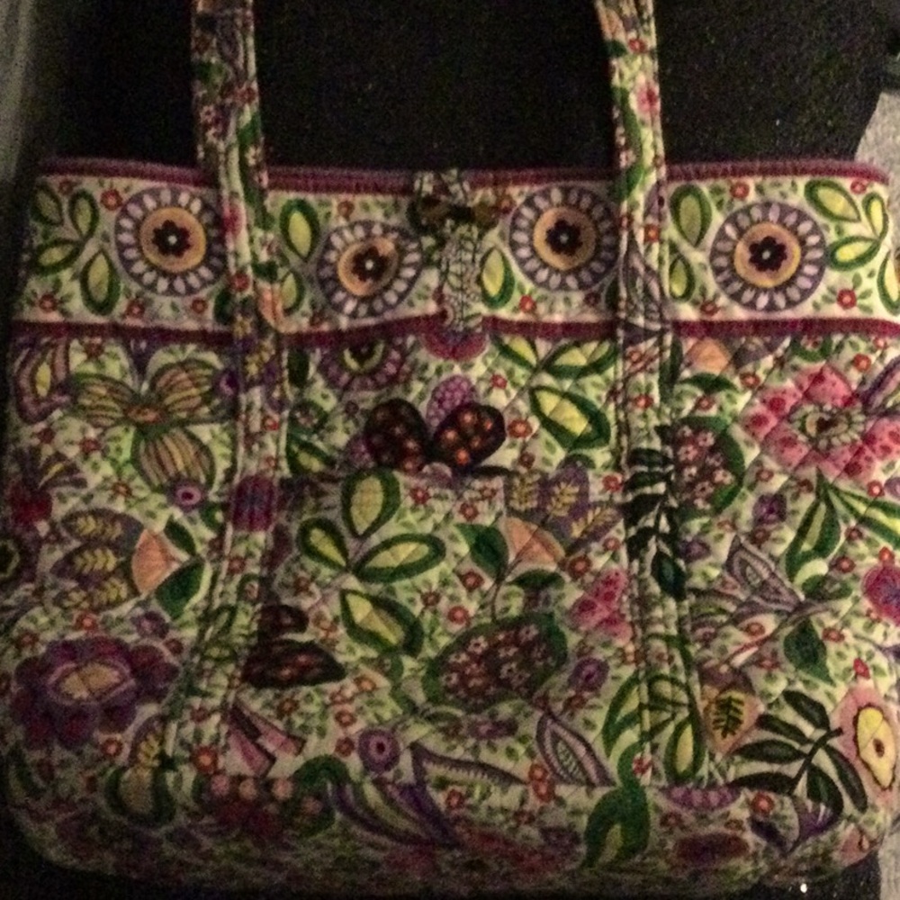 Vera Bradley large bag with inside pockets.